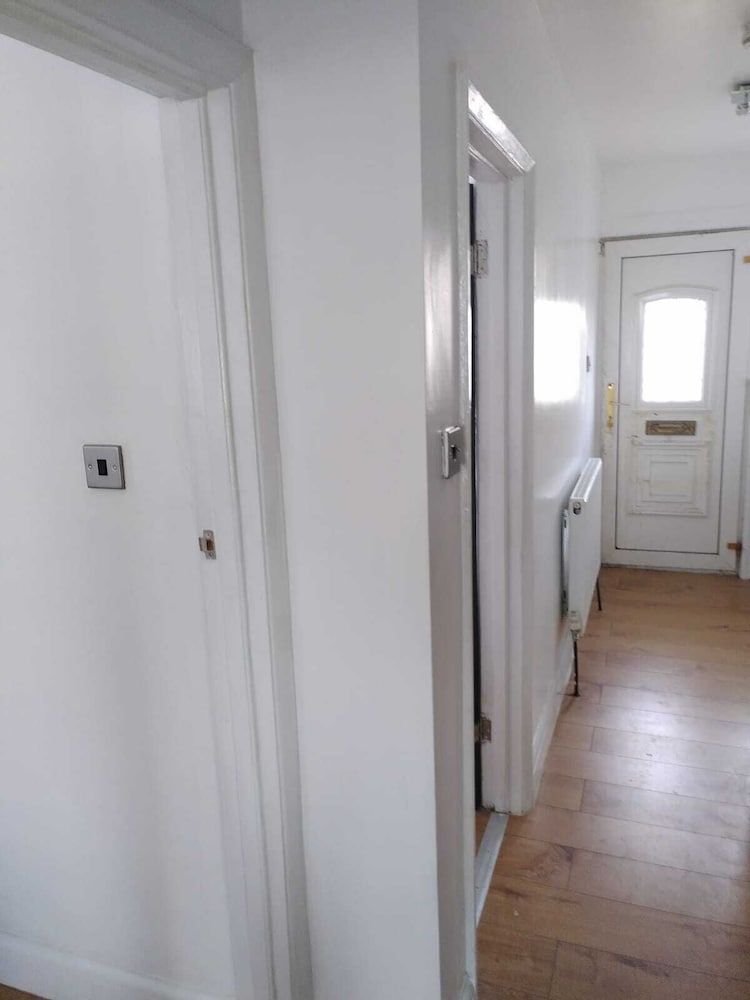 undefined Remarkable 3-bed House in Hounslow 8