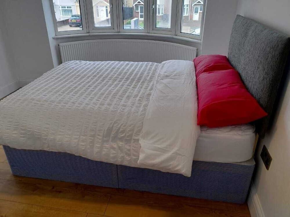 undefined Remarkable 3-bed House in Hounslow 4