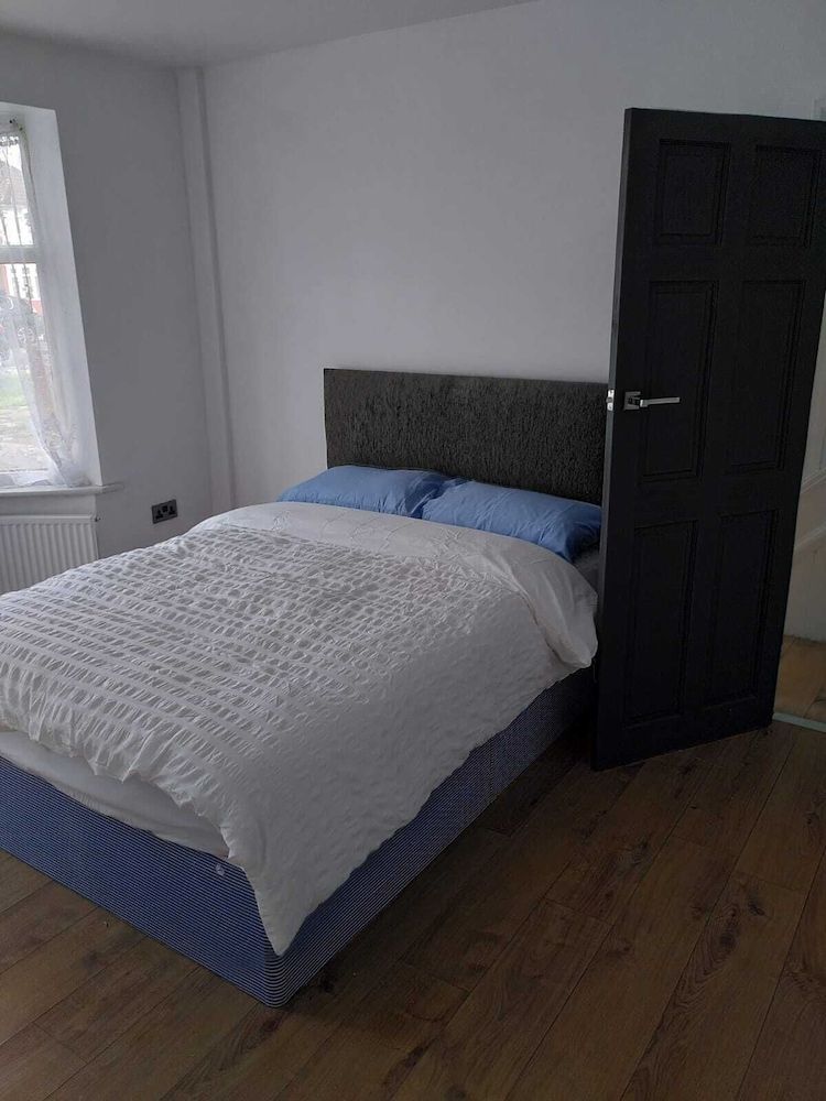 undefined Remarkable 3-bed House in Hounslow 2