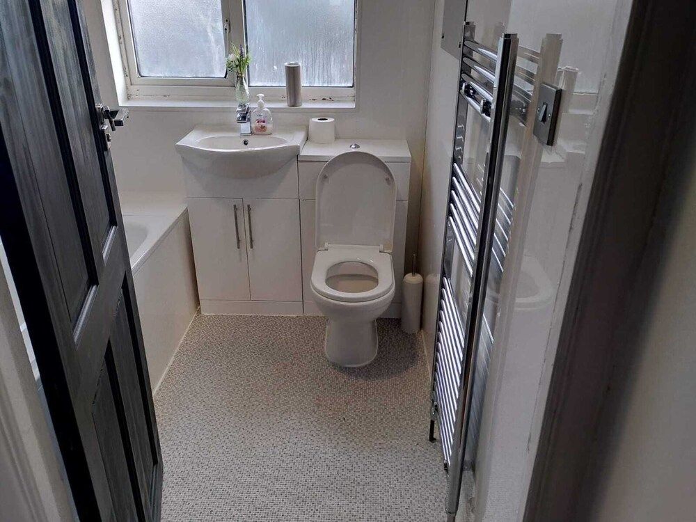 undefined Remarkable 3-bed House in Hounslow 6