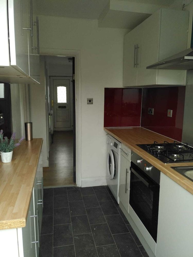 undefined Remarkable 3-bed House in Hounslow 5