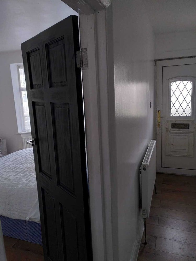 undefined Remarkable 3-bed House in Hounslow 3