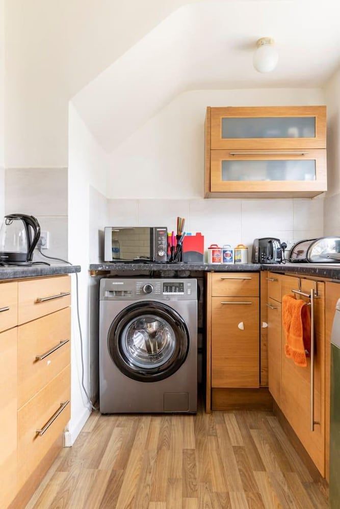 Spacious 3-bed House With car Park Near Heathrow House 12