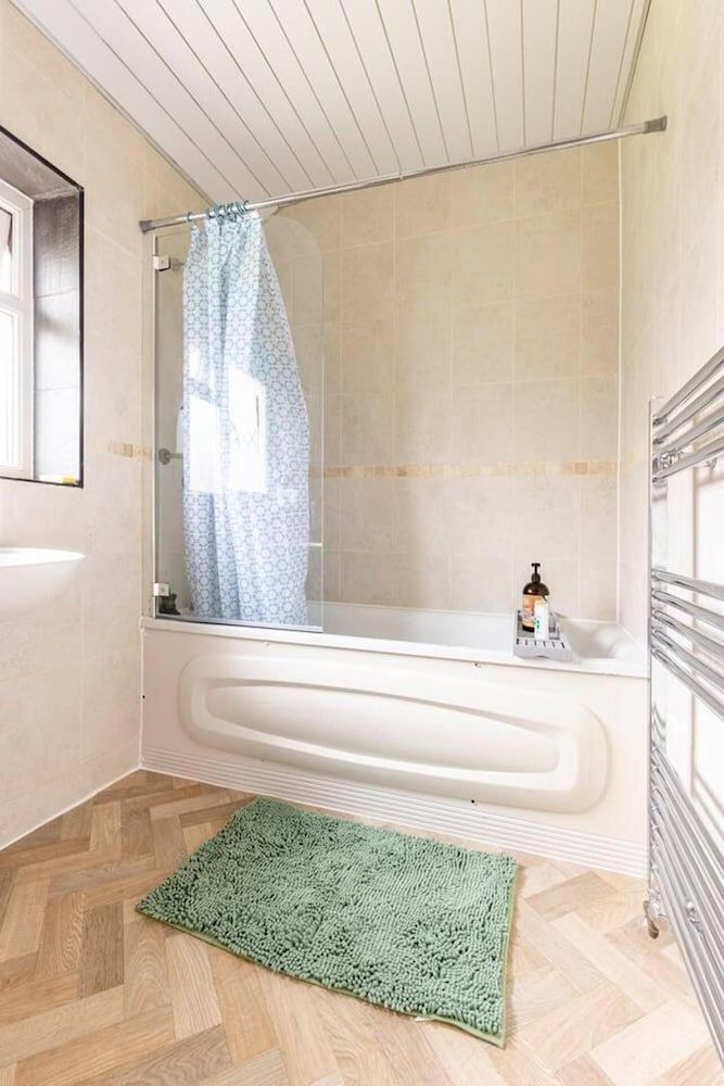 Spacious 3-bed House With car Park Near Heathrow House 16