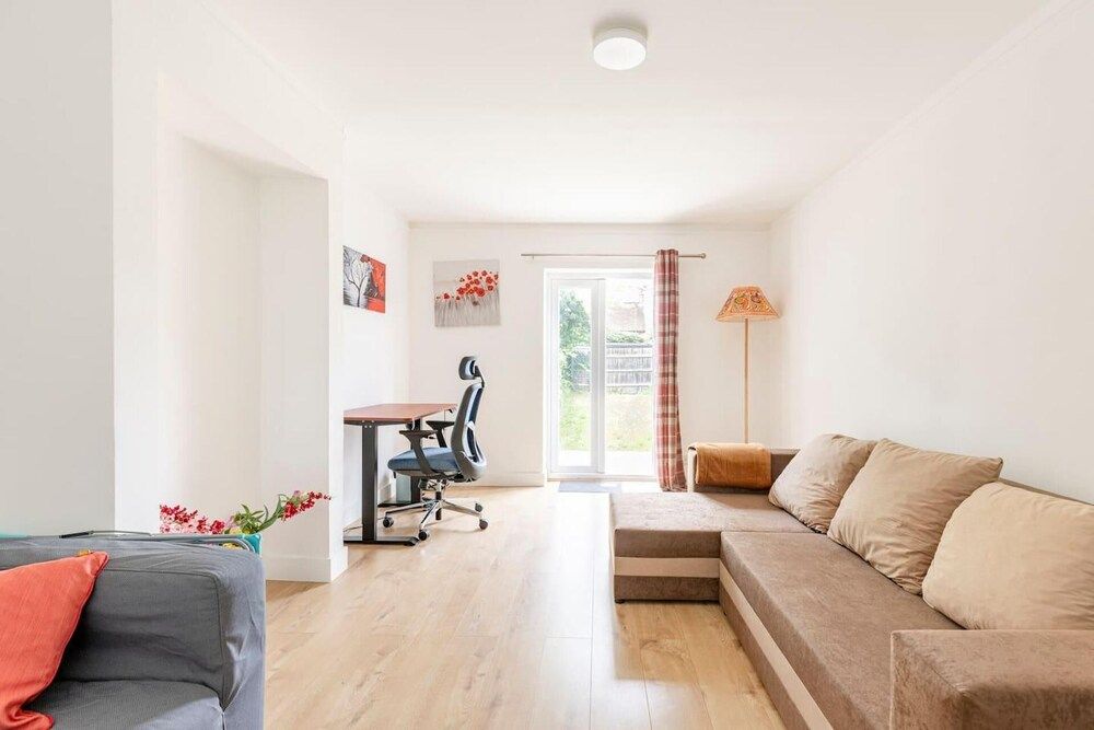 Spacious 3-bed House With car Park Near Heathrow House 19