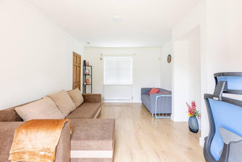 Spacious 3-bed House With car Park Near Heathrow House 18
