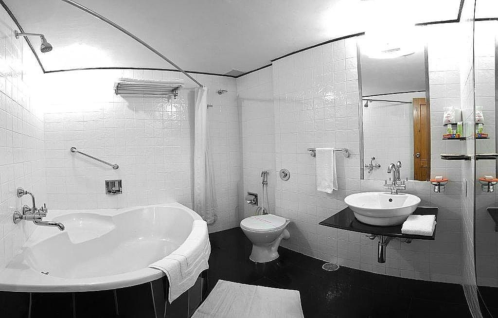Honeymoon Inn Manali Deluxe Room with Bathtub 5