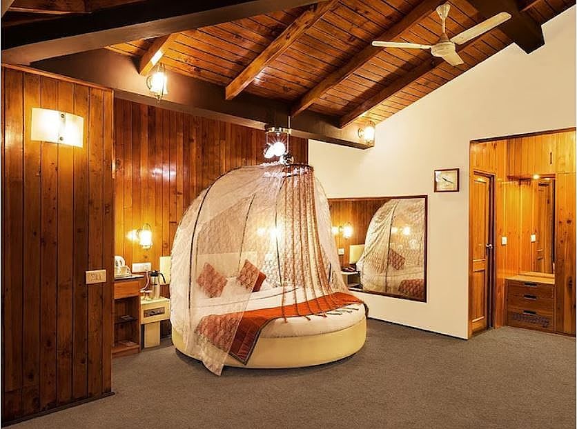 Honeymoon - Holiday Special with Bathtub
