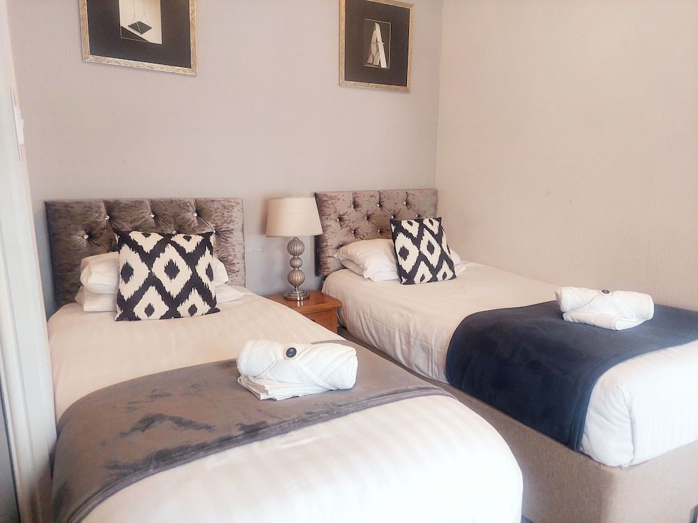 The Black Lion Royal Hotel Twin Room 2