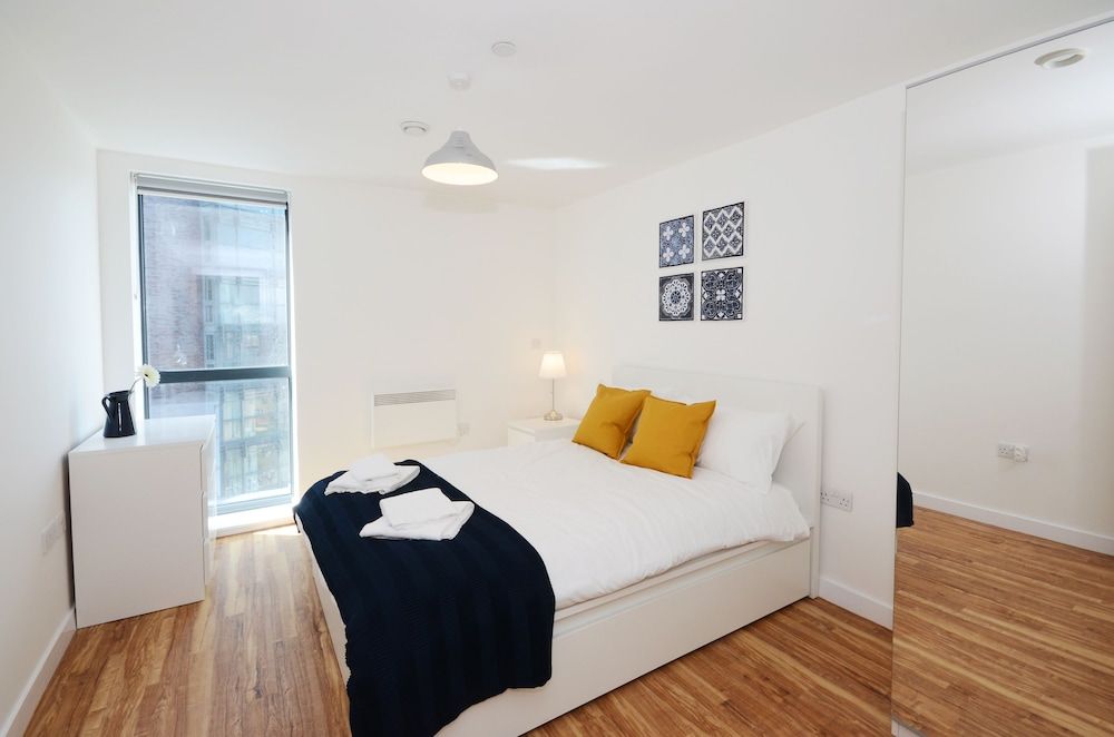 Stylish 2 Bed Apartment with private parking (506)