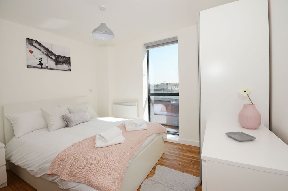 Stylish 2 Bed Apartment with private parking (506)