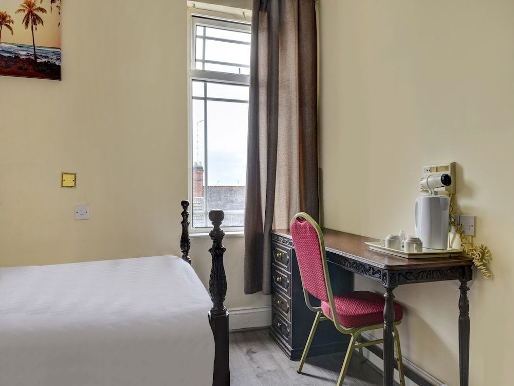 Empire Hotel Deluxe Double Room, 1 Double Bed 4