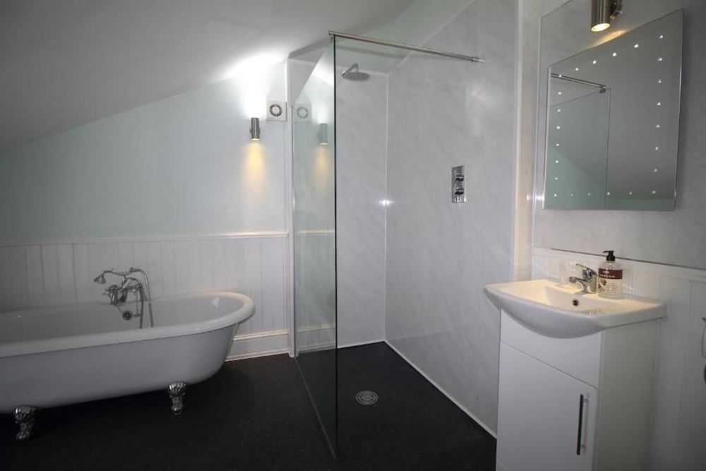 Bryncoch Double Room, 1 Queen Bed, Private Bathroom 6