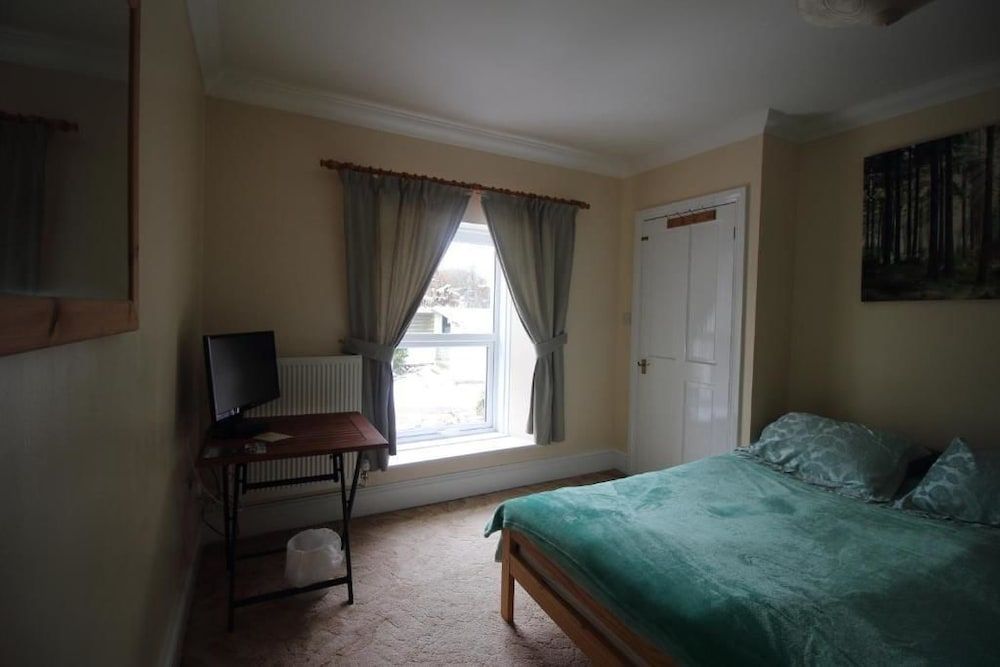 Bryncoch Double Room, 1 King Bed, Ensuite, Garden View 2