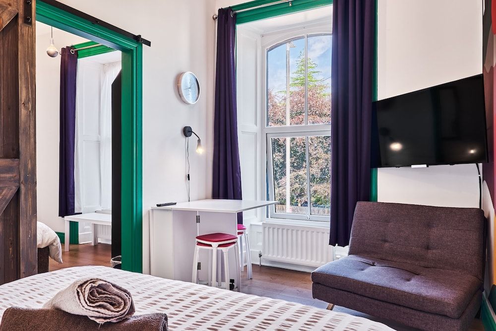 Forty Four North Twin Room, Shared Bathroom 15