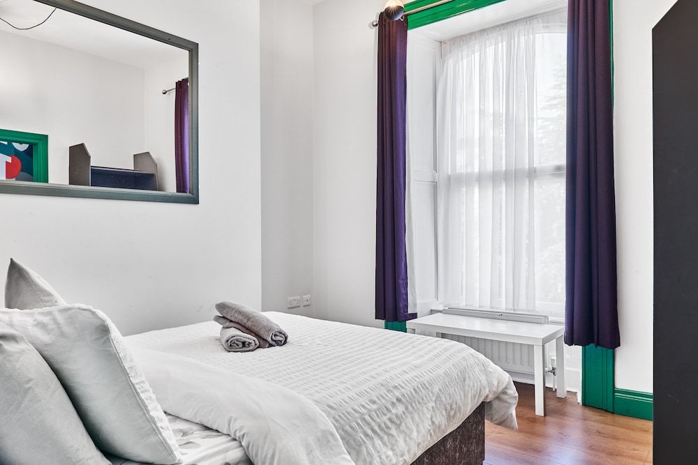 Forty Four North Twin Room, Shared Bathroom 4