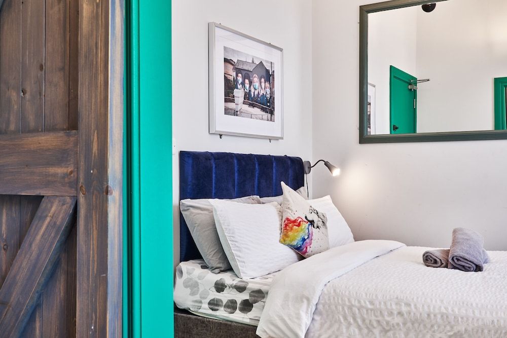 Forty Four North Twin Room, Shared Bathroom 3