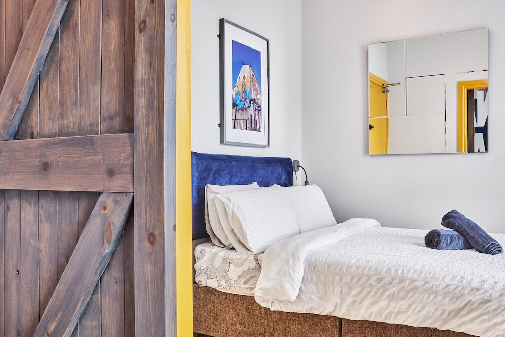 Forty Four North Twin Room, Shared Bathroom 6