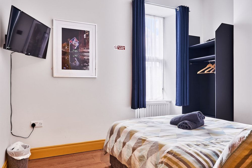 Forty Four North Twin Room, Shared Bathroom 5