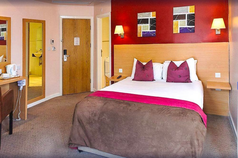 Luton Hotel Standard Twin Room, 2 Twin Beds 2