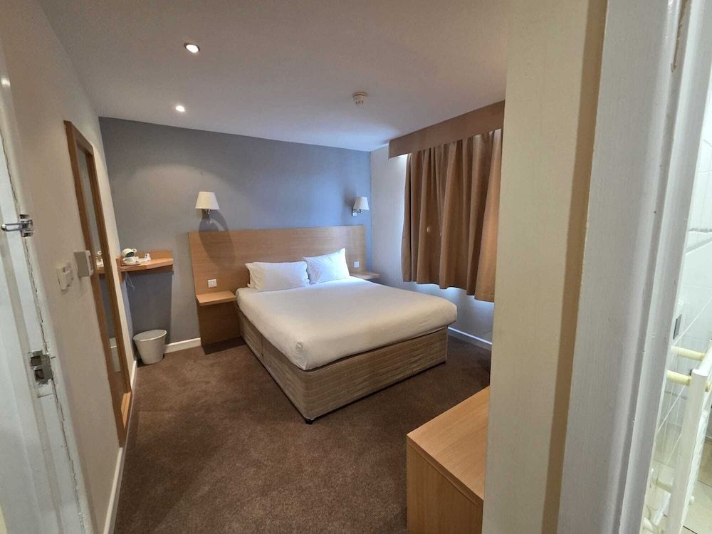 Luton Hotel Standard Double Room, 1 Double Bed