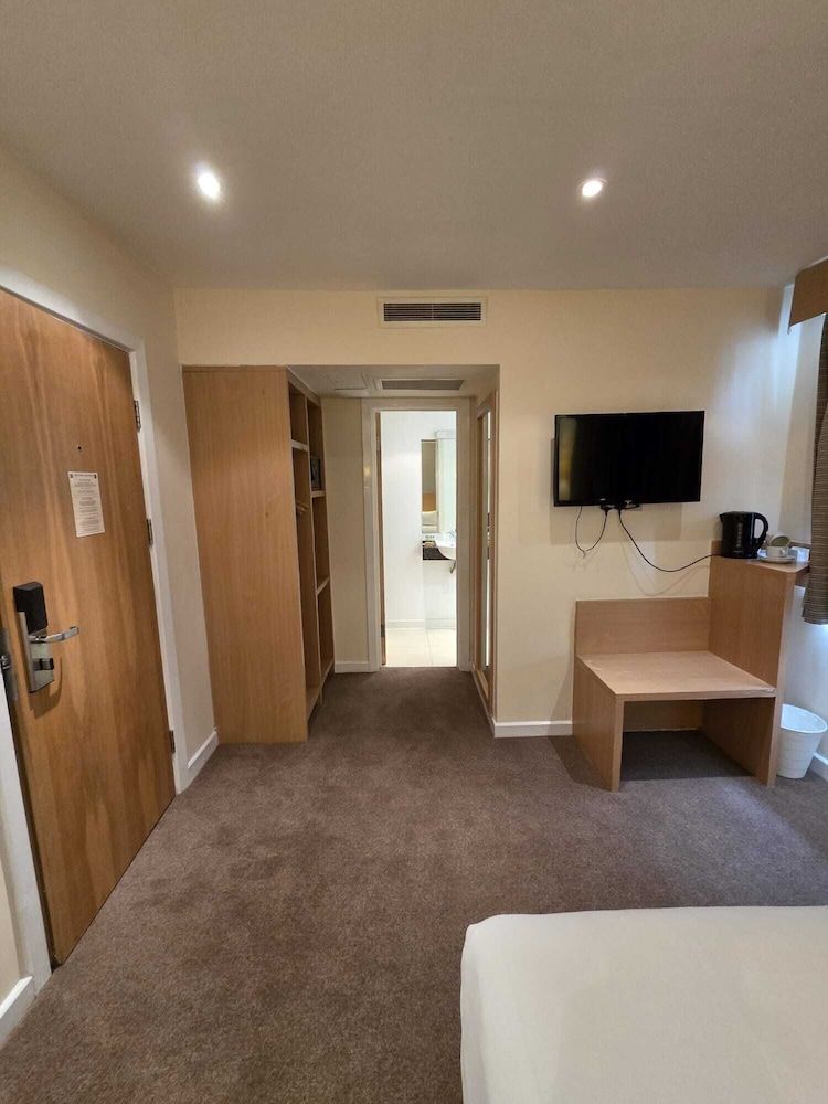 Luton Hotel Standard Double Room, 1 Double Bed 7