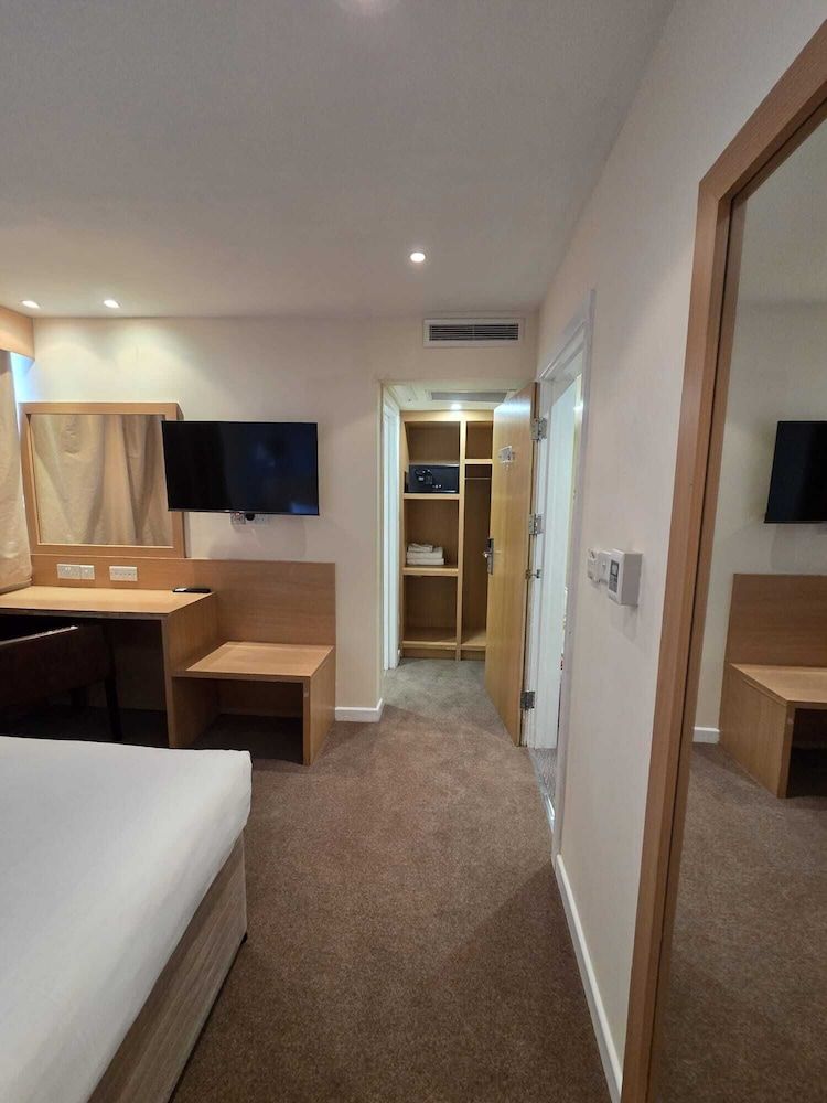 Luton Hotel Standard Double Room, 1 Double Bed 8