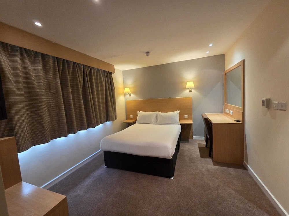 Luton Hotel Standard Double Room, 1 Double Bed 3