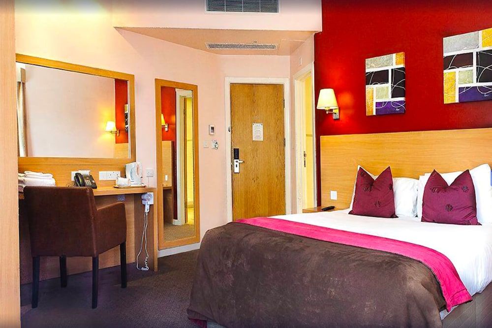 Luton Hotel Standard Twin Room, 2 Twin Beds