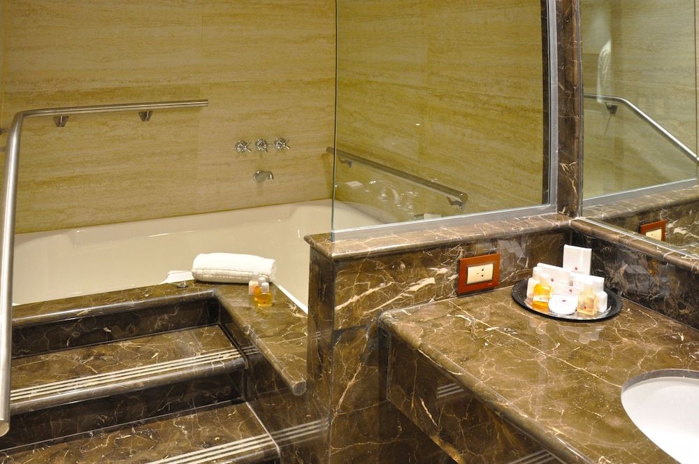 Gran Amérian Carlos V Deluxe Twin Room 4