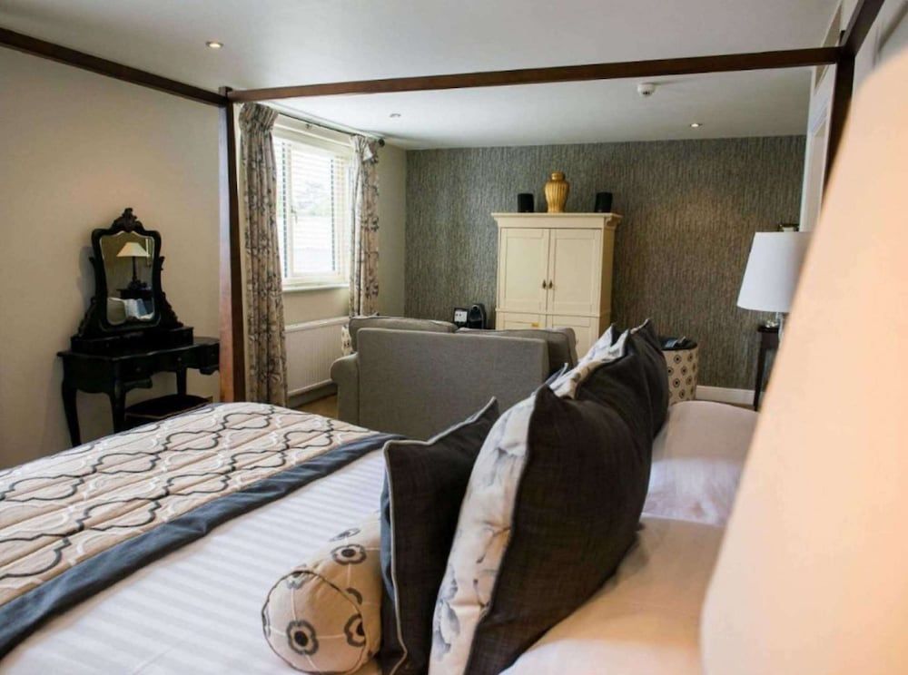WorldHotels Distinctive Woughton House Hotel Junior Suite, 1 Double Bed, Non Smoking (with Sofabed) 3
