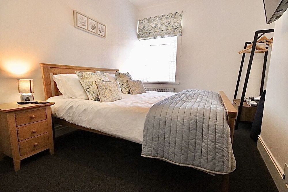 Kindly Light Cottage Cottage, Private Bathroom 2