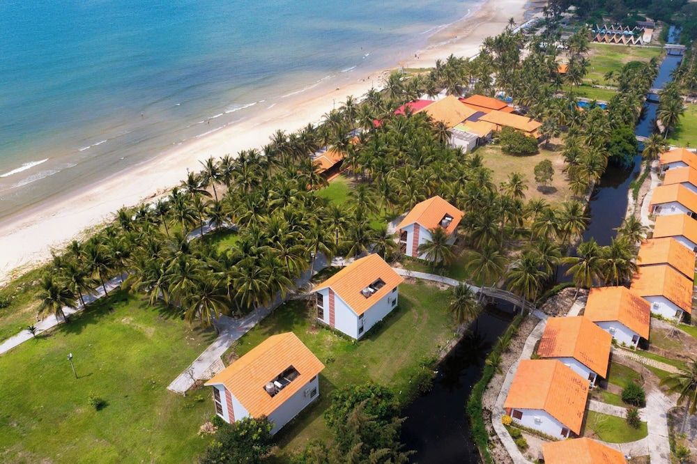 Dat Lanh Resort Bungalow Suite, Beachfront 5