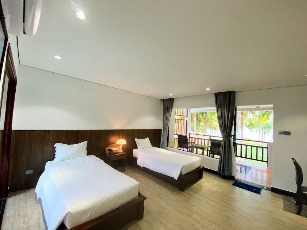Dat Lanh Resort Bungalow Suite, Beachfront 2