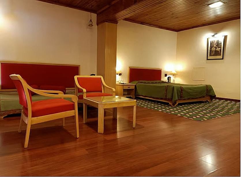 Suite with Bathtub (Private Balcony with Full Valley View)