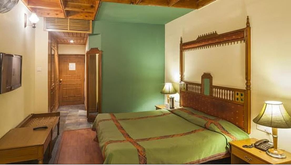 Premium Room with Bathtub (Private Balcony with Full Valley View)