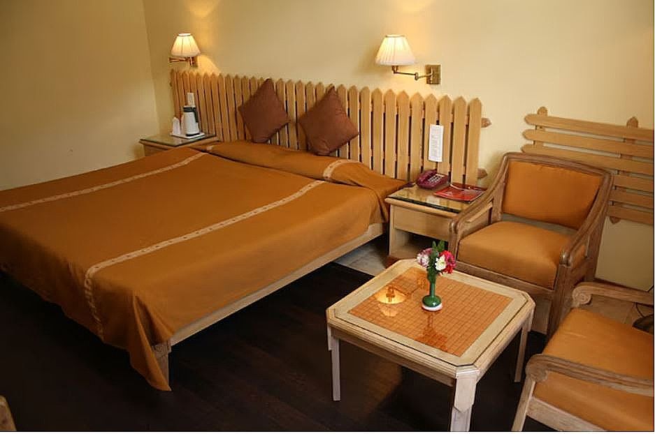 Regency Room with Bathtub (Private Balcony with Full Valley View)