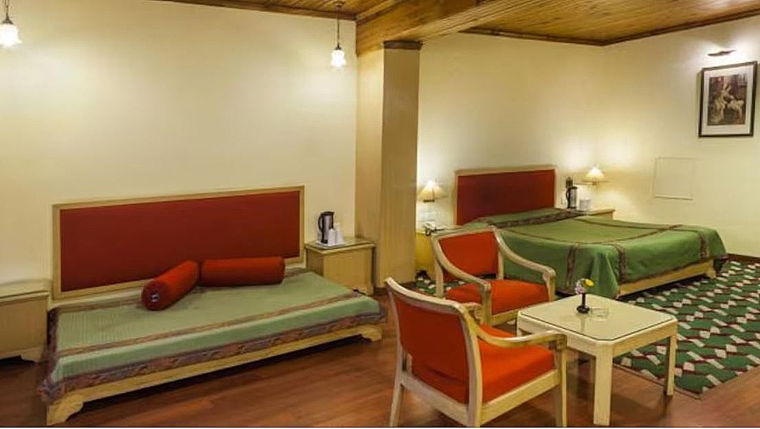 Suite with Bathtub (Private Balcony with Full Valley View)