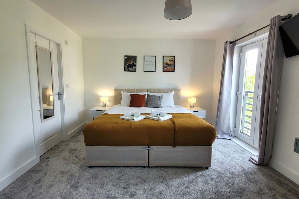 House of 4 Chimneys by Your Lettings UK Comfort House 5