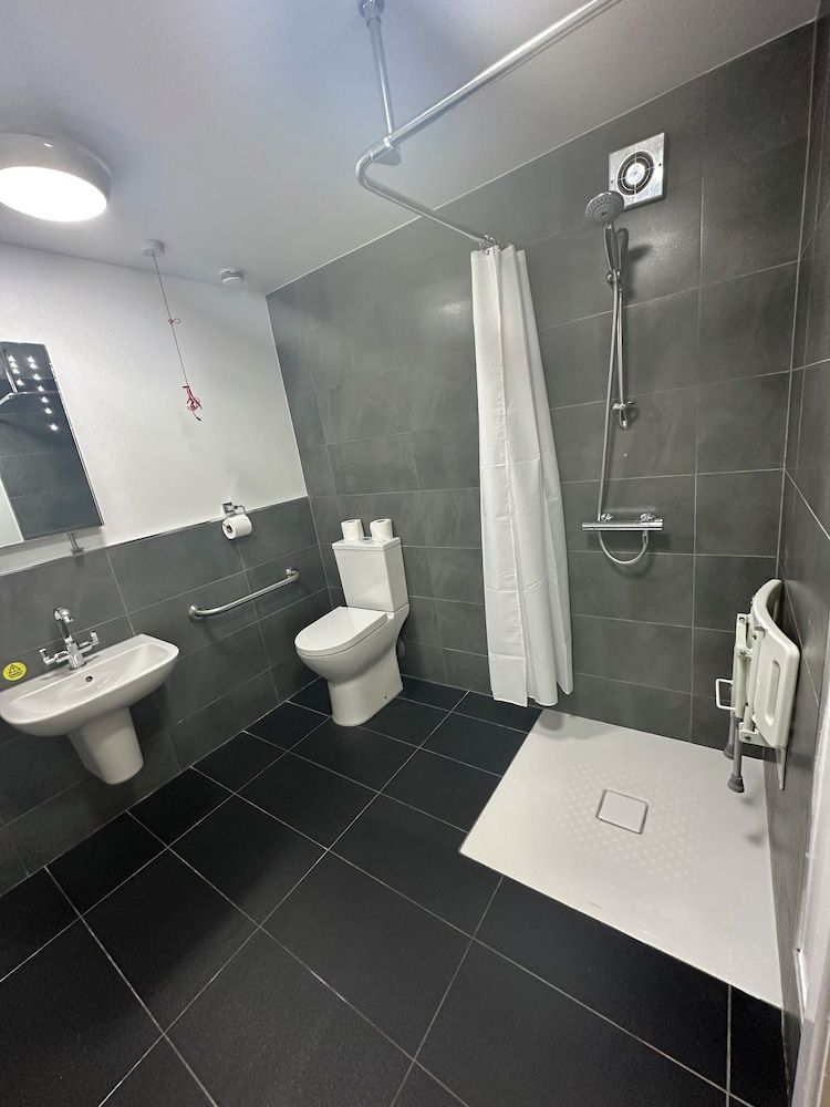 Kings Croft Hotel Executive Bungalow Twin 3