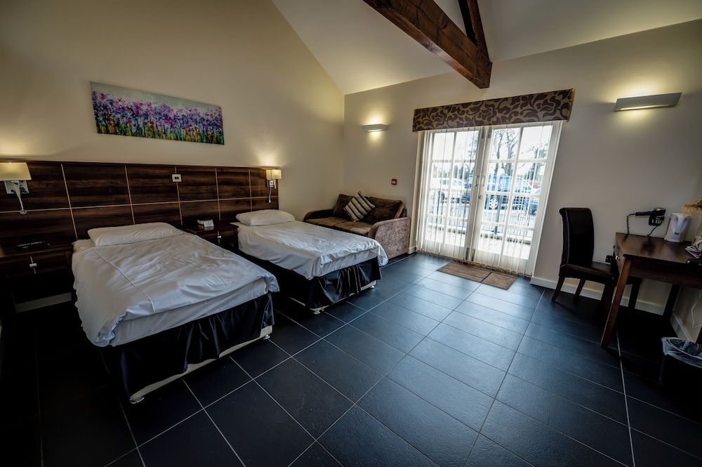 Kings Croft Hotel Executive Bungalow Twin 2