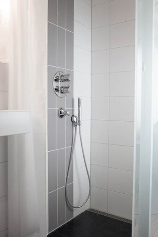 Moment Hotels Double Room, 1 Double Bed, Non Smoking, Ensuite 6