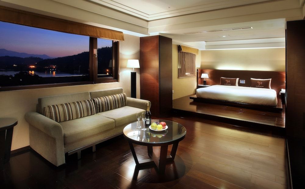 Suite, 1 King Bed, Lake View