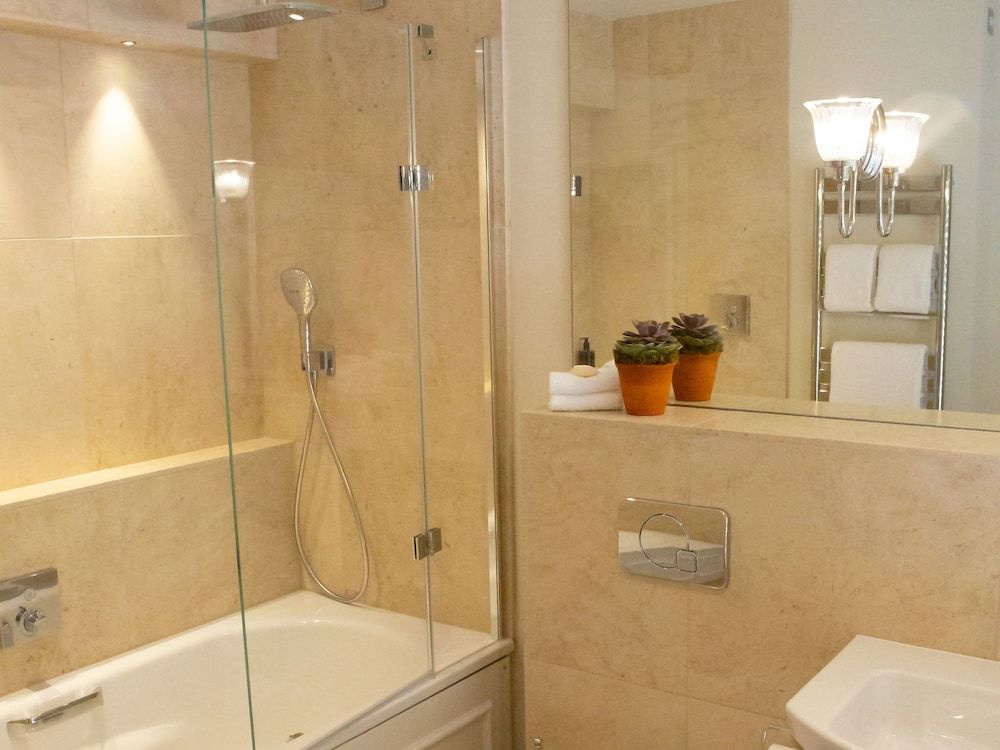 The White Horse Inn Deluxe Double Room, Ensuite 9