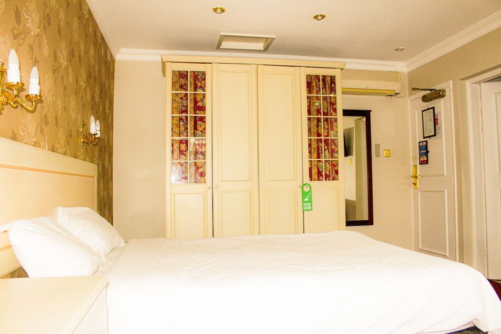Consort Hotel Standard King 3
