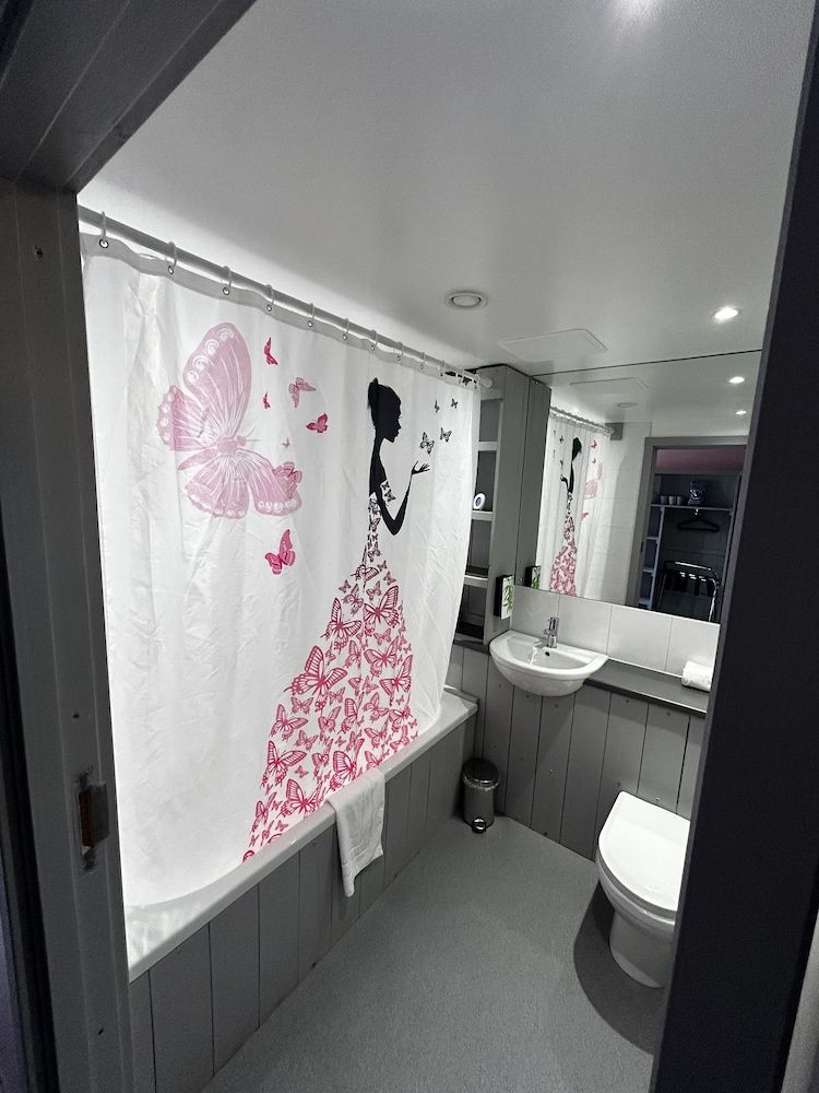 Gulliver's Valley M1 JCT 31 Double or Twin Room 4