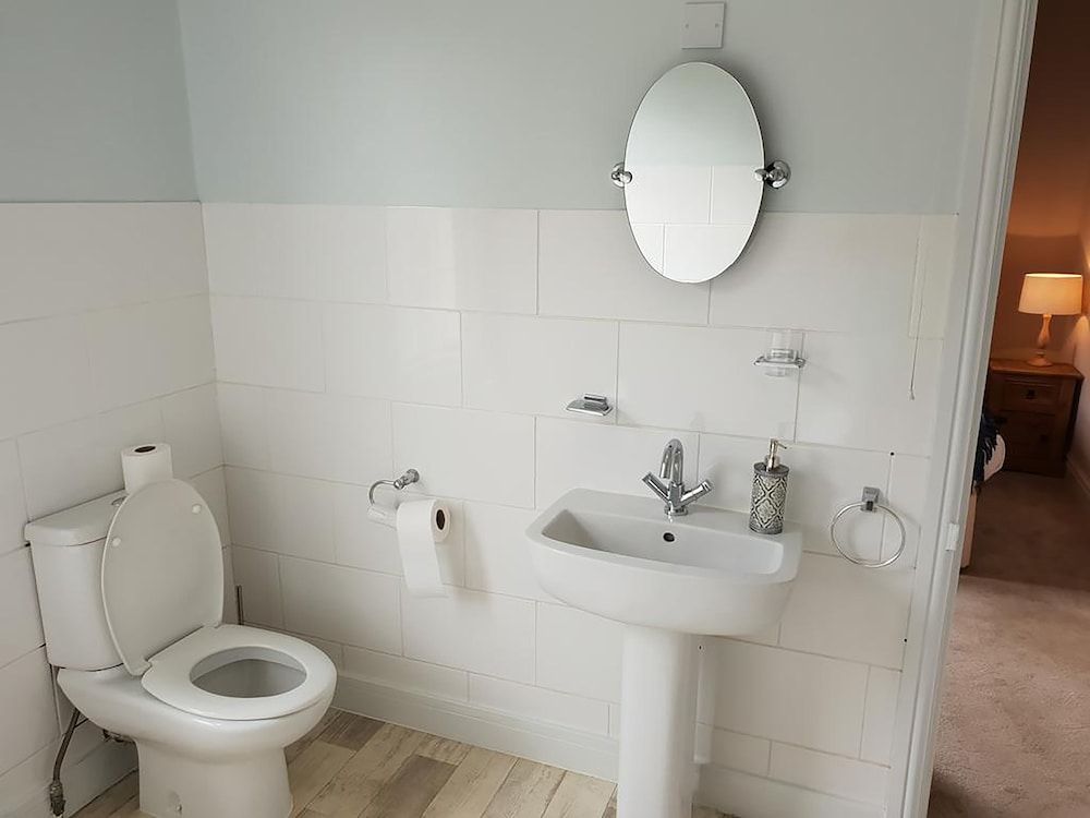 The Red Lion Twin Room with Private Bathroom 4