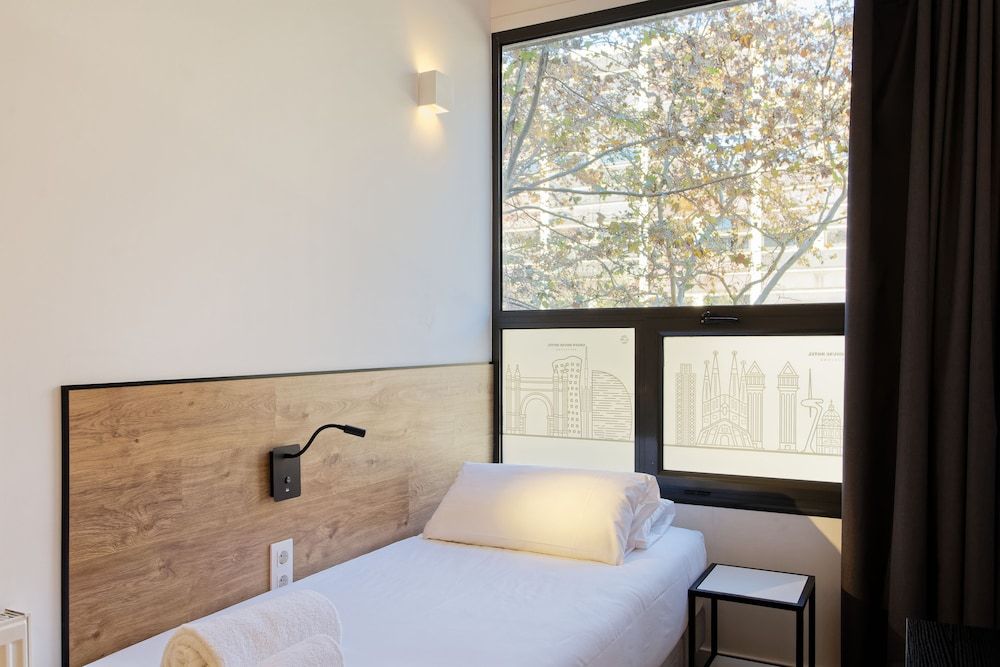 Green House Hotel Standard Triple Room, City View 7