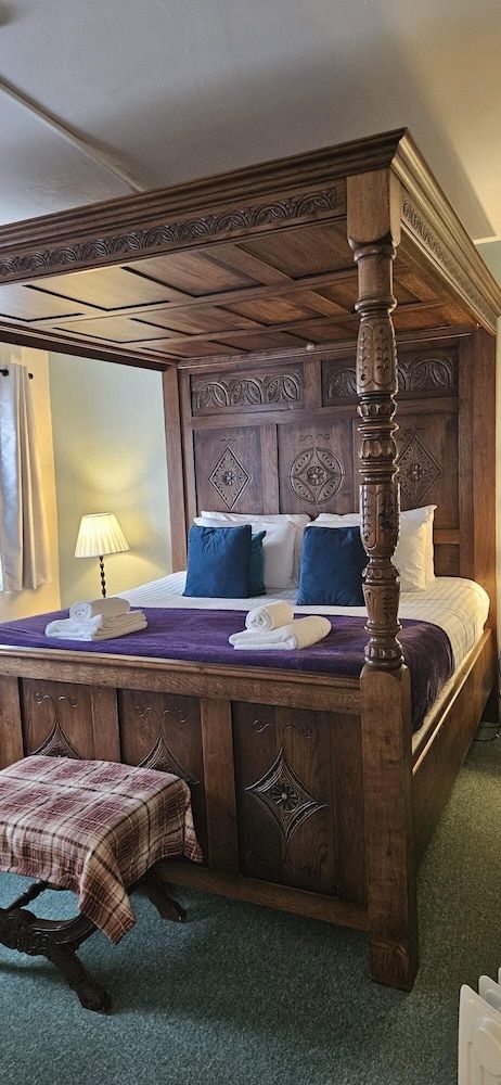 Cromwell's Tap House Super King Double 8