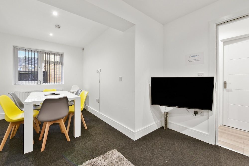 Rochfords Serviced House with 5 Bedrooms Family House, 5 Bedrooms 31